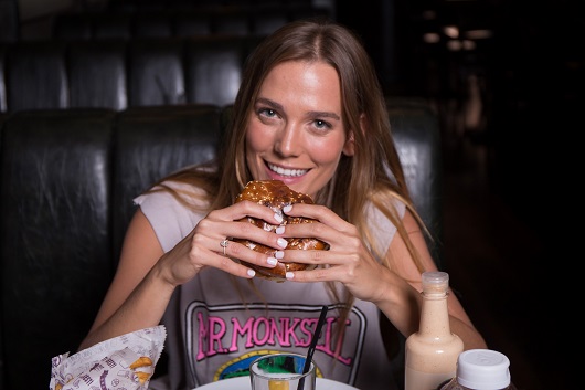 דנה פרידר רגע לפני חתונתה בולסת המבורגר בצילומי קמפיין להמבורגר הטוב בעולם. צילום גבע טלמור 