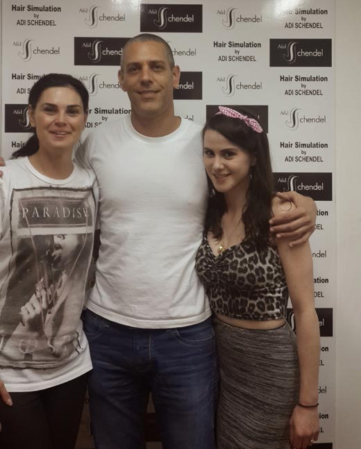 קבלת תעודות סיום קורס הדמיית שיער ממנכ"ל החברה עדי שנדל