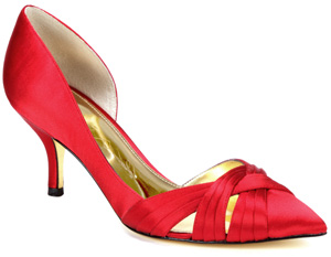 רשתרשת  VINCE CAMUTO משיקה ליין של נעליים ותיקים בצבע אדום
