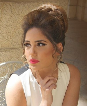 תסרוקת ערב בשיער אסוף, גיורא יצחקוב