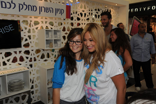 ליהיא גרינר ומייקל לואיס בקניון. צילום: יוסי ליבוביץ