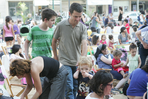  משה פרסטר בהשרדות בקניון. צילום:  שוקה כהן