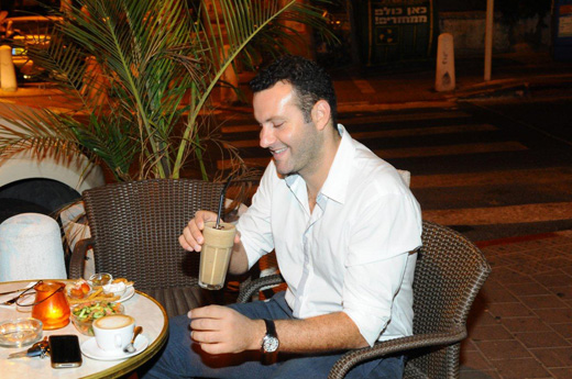 חן שילוני ושמעון גרשון בקפה. צילום: ברק פכטר