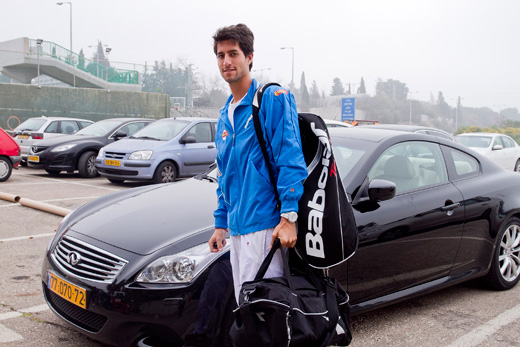 הטניסאי אמיר ויינטרוב ליד רכב אינפיניטי שהסיע אותו. צילום: סטודיו לם וליץ.