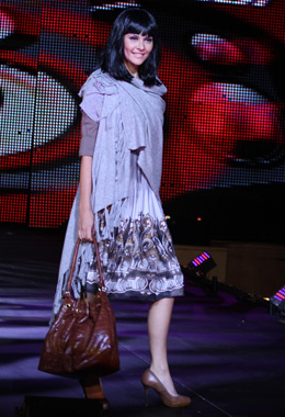 תצוגת אופנה בקיסריה - מרינה קבישר מדגמנת. צילום: אביב חופי.