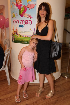 לבשו כנפיים והגיעו לפרימיירה של...שירה קצנלבוגן עם אחייניתה