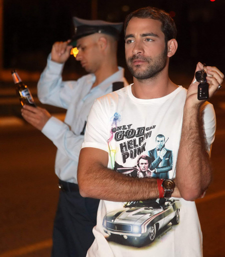עמיר גולדברג, הבקבוק והשוטר. צילום: אלירן אביטל.