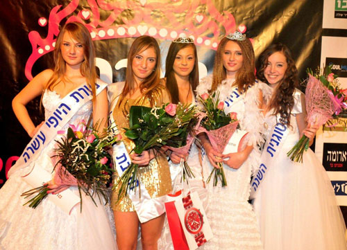 שניה מימין נערת השנה אירה ניקשין וארבעת הזוכות הנוספות בתחרות. צילום שאול בכר