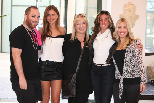 נלה גולדברג מסוכנות HHMODELS ו"היפה והחנון" משיקה ומברכת לשנה האזרחית החדשה