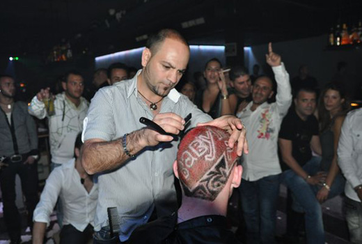 מיכאל אוחיון - תספורות על הבמה. צילום: רן קליף.