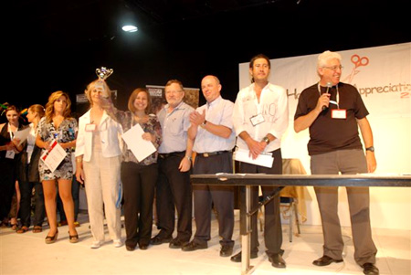 התלמידה  דברת וולצר בי"ס עתיד כרמיאל מניפה את הגביע על הזכייה במקום 1 בתסרוקות ערב.