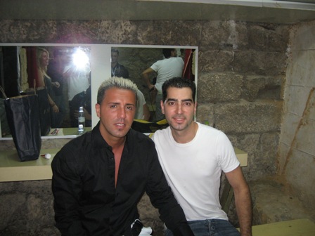 חנן קמיר בקולוסיאום בתמונה עם הזמר קובי פרץ.