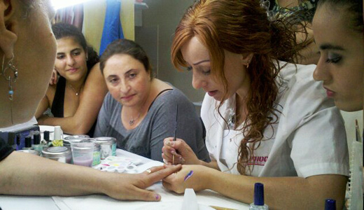 סימונה שויקי מדריכה טכנאיות ציפורניים בטבריה