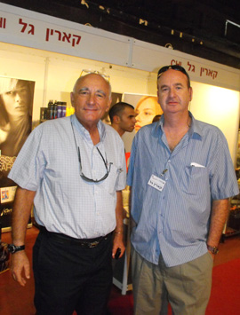 משמאל: גד מנור - הבעלים של קארין גל יחד עם המנכ"ל ישי גר בתערוכת ביוטי פרו 2010